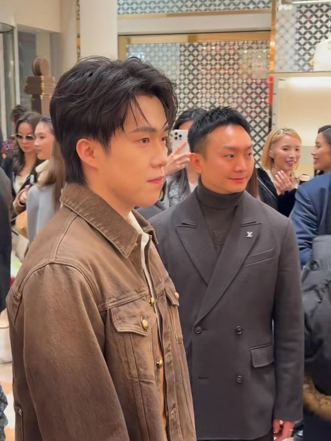 王楚钦这是参加啥活动了，一脸真诚！气场练出来了，身边的小姐姐一脸笑意，对见到头