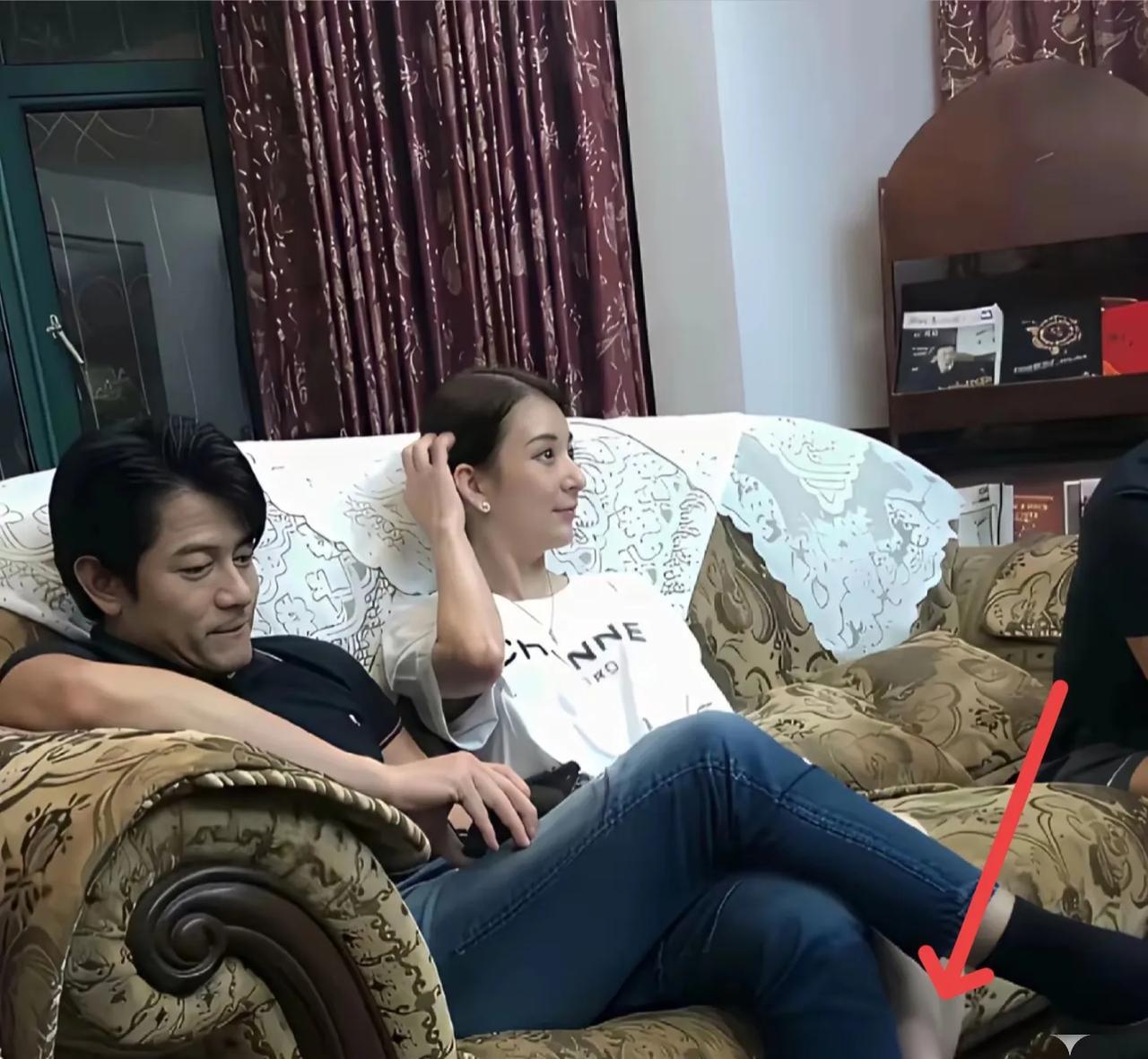喜不喜欢一个人，看肢体语言就知道了。郭富城和方媛在亲戚家，两人坐一起，下意识的脚