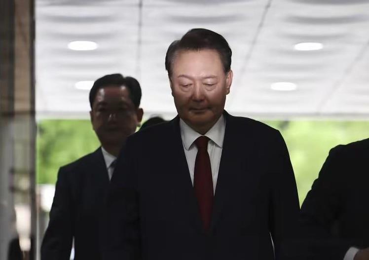 狱警拉都拉不出去，尹锡悦深知这次一旦离开，才是真正踏上了死路特检组要逮尹锡悦，