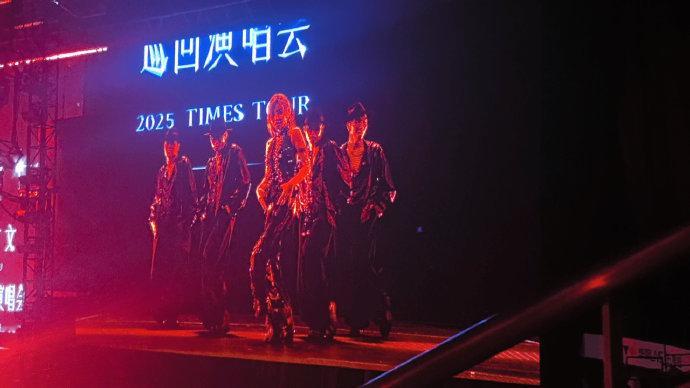 于文文热舞顶级魅魔哇塞！于文文北京演唱会热舞太绝啦，紫发造型氛围感爆棚，律动卡点