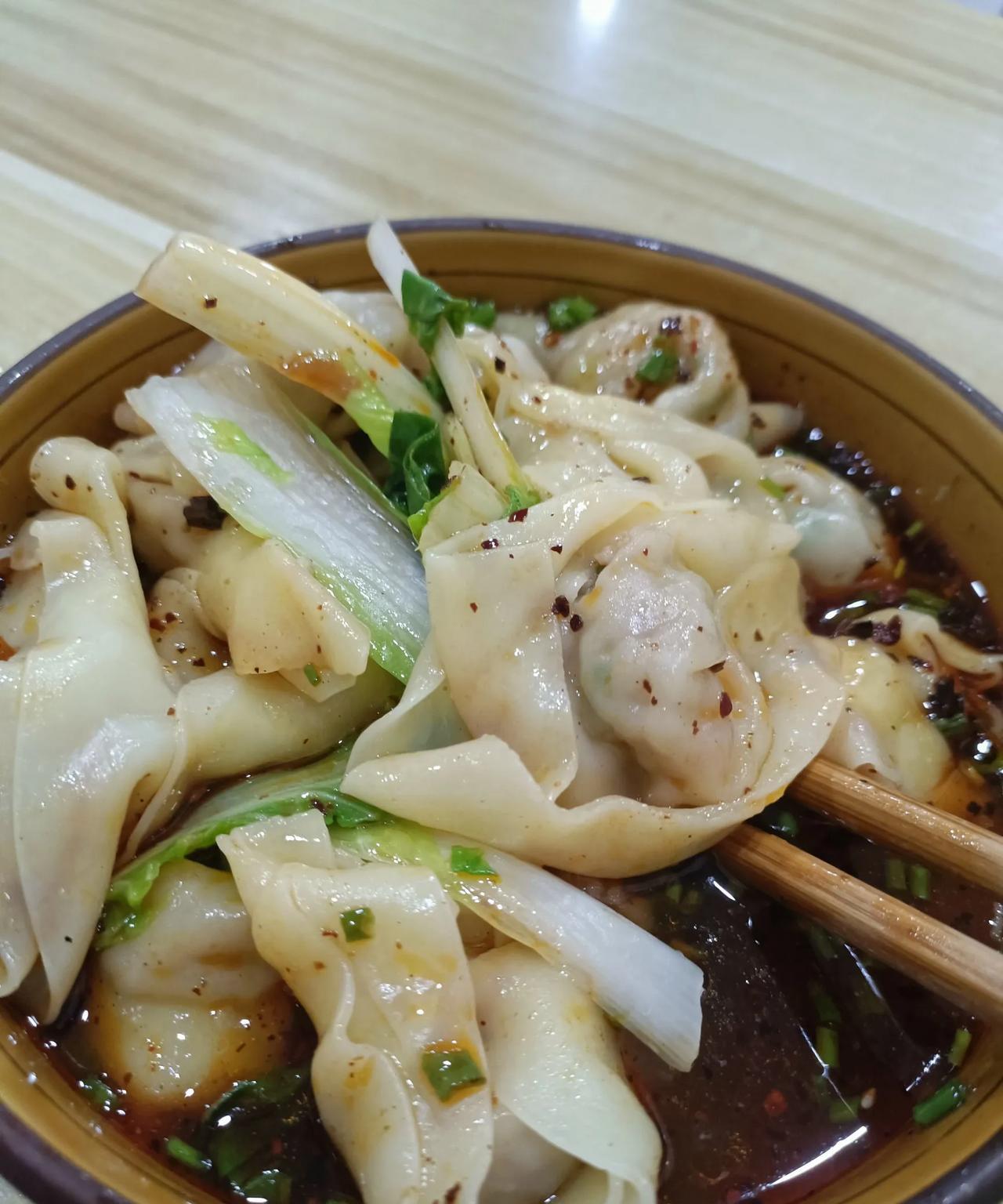 #一个人也要好好吃饭#這個晚餐就我一個人吃，我本不愛吃抄手，也正因為好久沒有吃抄