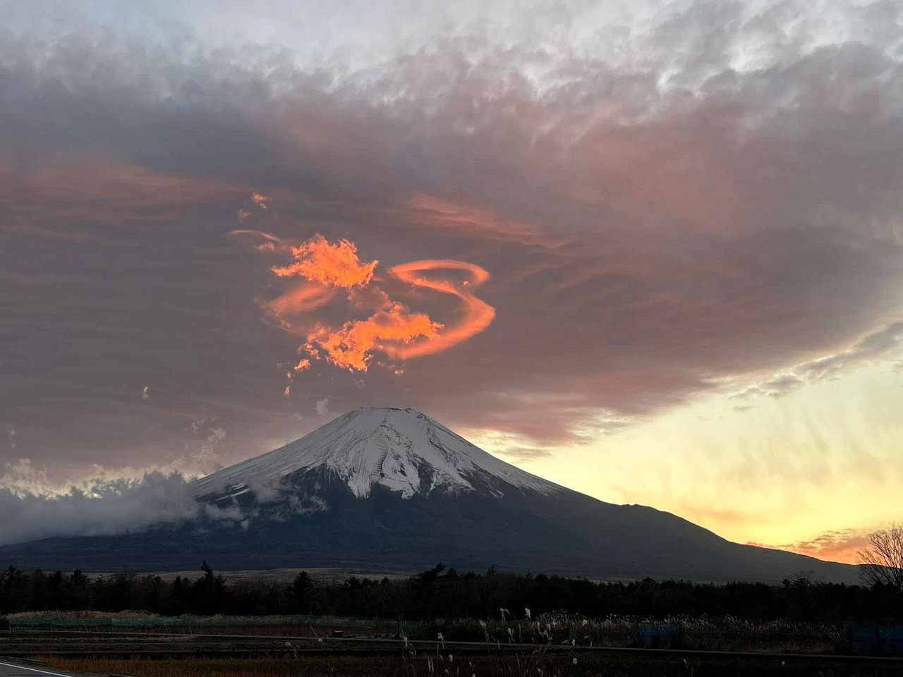 霞光下的富士山，山顶的云团酷似盘龙
