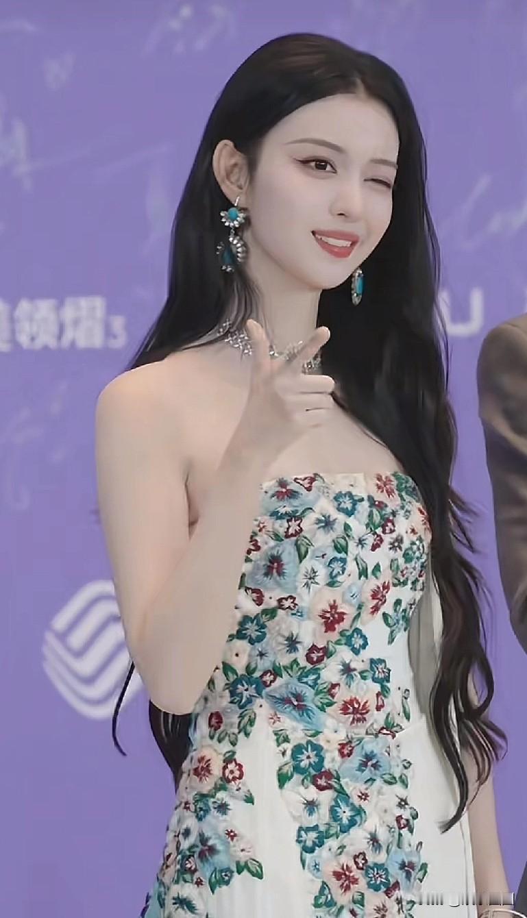 前几年看王楚然觉得她和同年的明星比起来，过于成熟了。现在再看，那些明星已经成