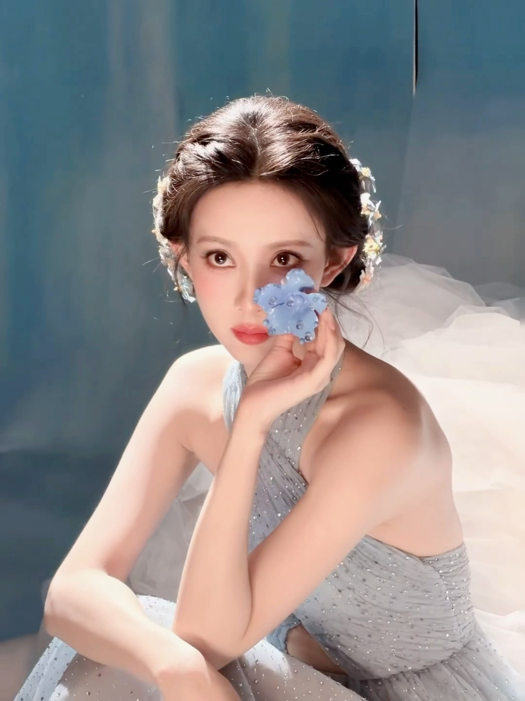 孟子义×双11疯狂好六夜今日疯狂好六夜造型大片，身穿钻饰挂脖纱裙，浅露美丽