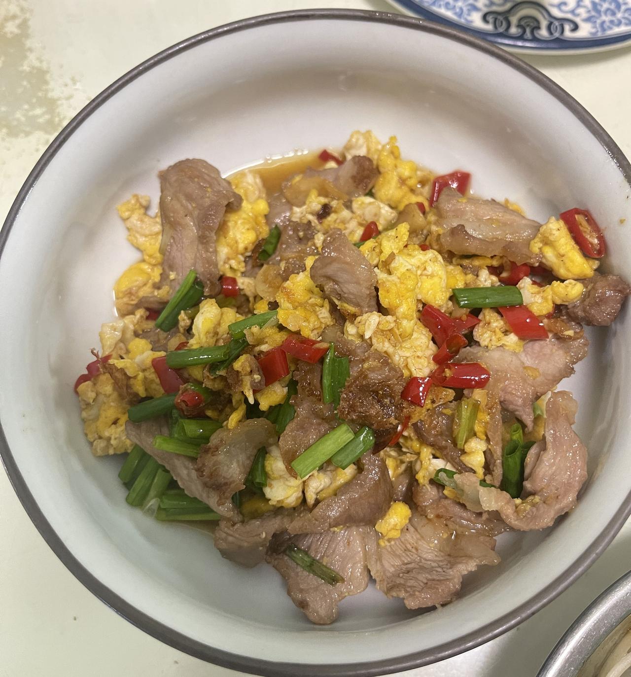 今晚做的鸡蛋炒肉片，色香味还可以，看来自己小时候的厨艺还没有退化[捂脸哭]工作
