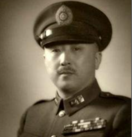 1948年，卫立煌乘坐飞机来到了葫芦岛，见面之后，杜聿明询问道：“我不是让你一人
