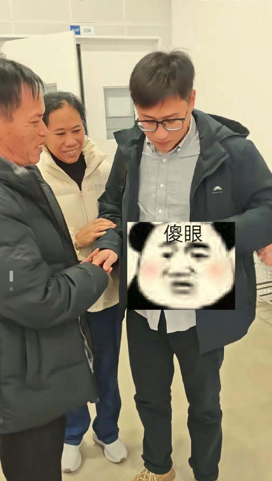 梁志辉今天又和爸爸妈妈在一起，估计是要带货赣南脐橙了，见到爸爸的那一刻，梁志辉习