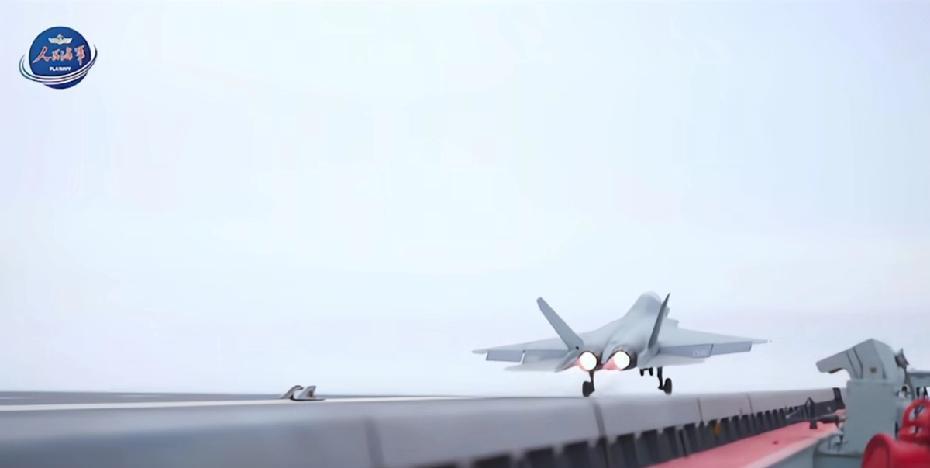 对比了下美国福特级航母的弹射和中国福建号航母的弹射，福建号的弹射要比福特级平稳许