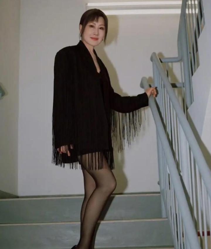 63岁张凯丽彻底换脸！告别国民妈妈，红毯造型颠覆全网！2025年12月15