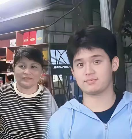 林诗栋和妈妈简直是一个模子刻出来的，基因的力量太神奇。母子二人都生着明亮的大眼睛