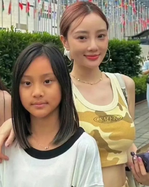 甜馨可惜了，有这么白的妈妈，愣是没遗传到一点点。五官还是很出众的，鼻子嘴巴都像妈