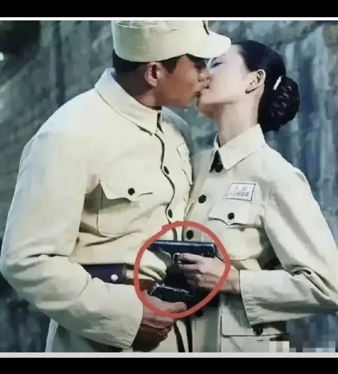 这样的镜头，只配出现的某些神剧里。一对情人，归属不同的阵营，在情场上是恋人，在战