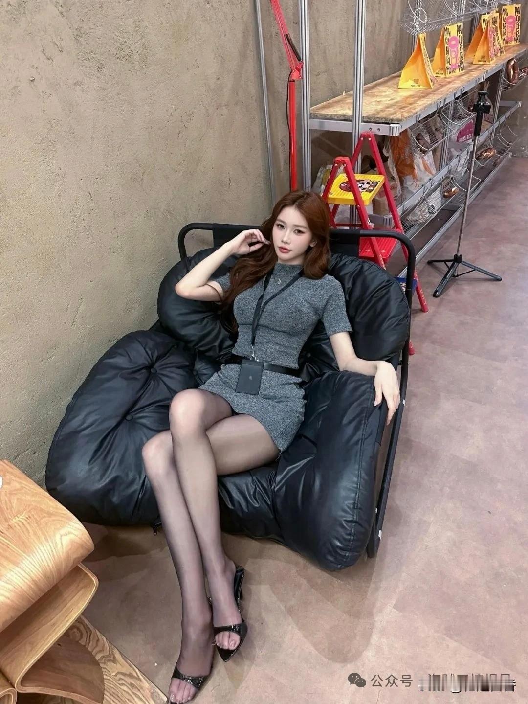 超显身材的灰色连衣裙搭配，你可以驾驭的了吗？