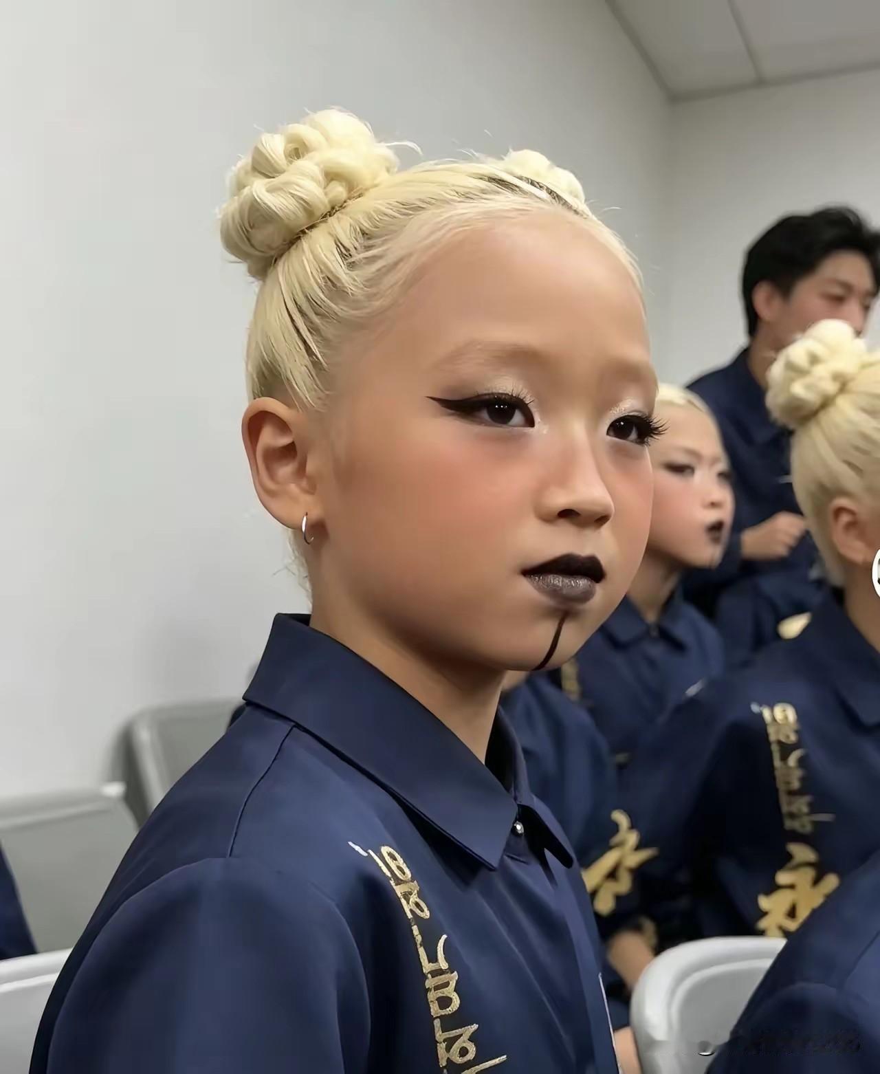 上海一少儿舞蹈大赛，参赛低龄儿童却被打造出另类暗黑妆造。头发被染成浅白色，搭配夸