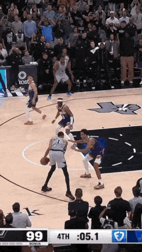 文班亚马绝杀太阳队这一刻，球迷真心感受到了太阳队的无奈。太阳队的伊格达罗身高2