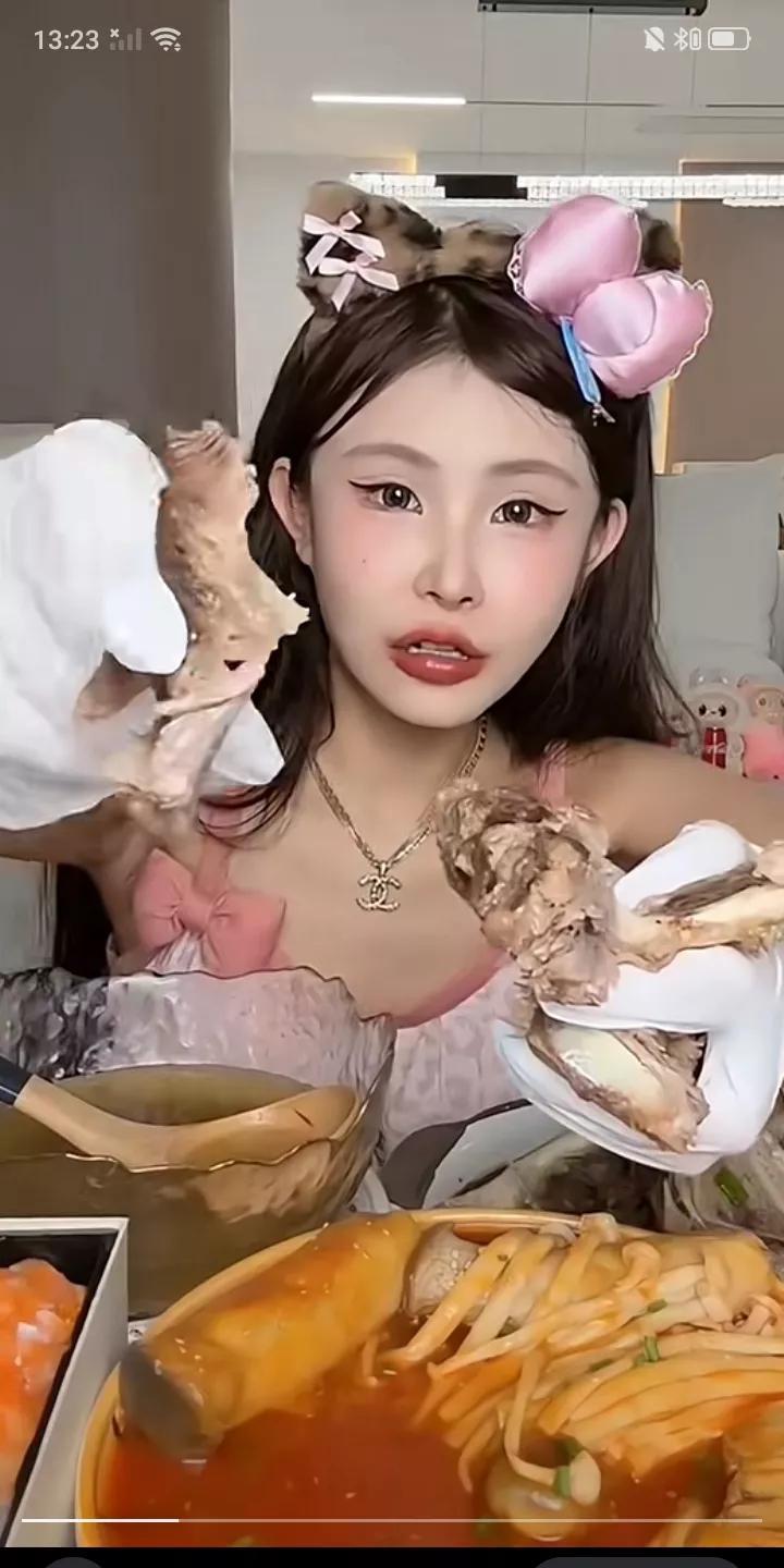 昨晚，与辛选和平分手的辛巴逆徒猫妹妹再次开启直播，进行吃播表演，开播几分钟，直播