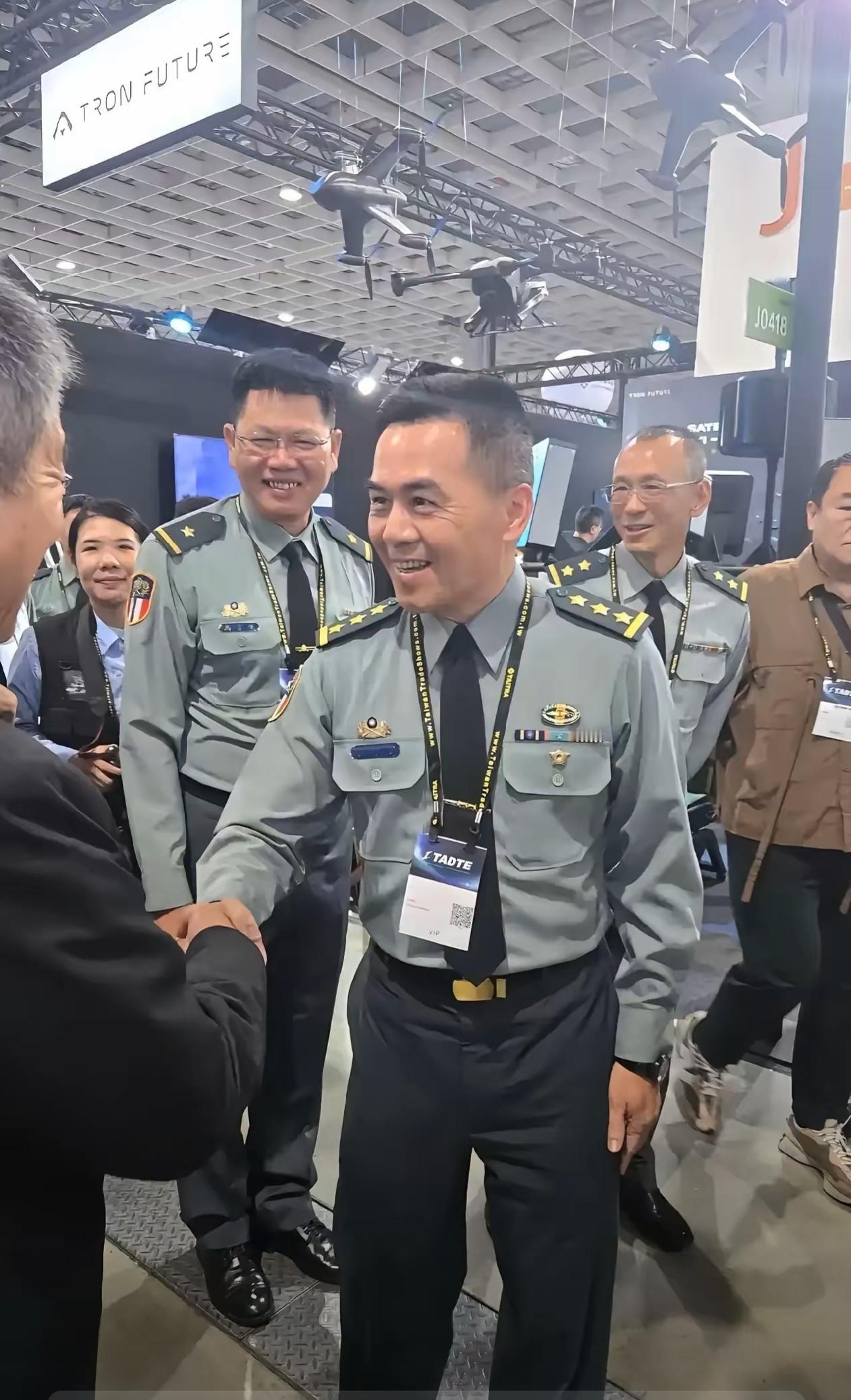 感觉台军的军装很普通，缺乏威武阳刚之气，衬托不出军人的霸气。图中“三星肩章”人物