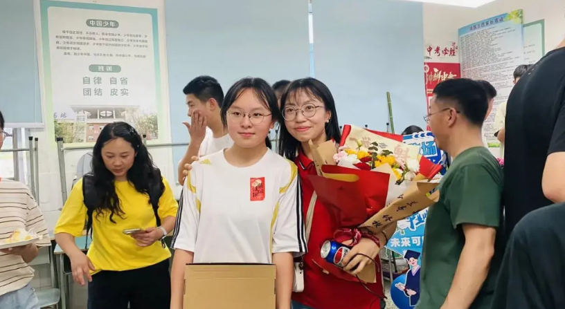 成绩公布，四川一女孩874分，6门满分。老师回应：目标是北大！我心想，这么高