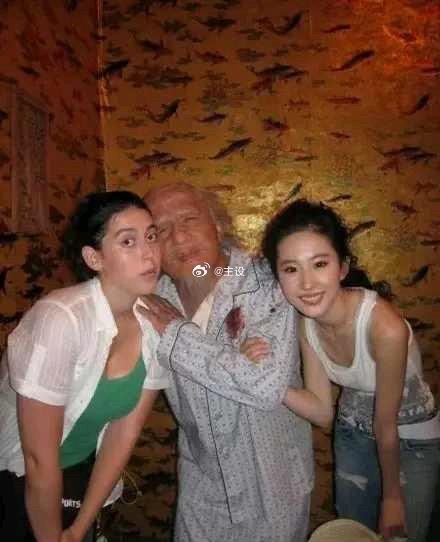 天呐，中间这个人竟然是成龙，差点没认出来