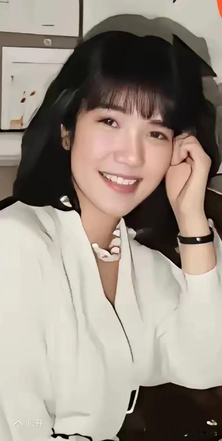 简直判若两人！前面是她22岁的时候在电台做主持人的拍照留念后面是她现在的