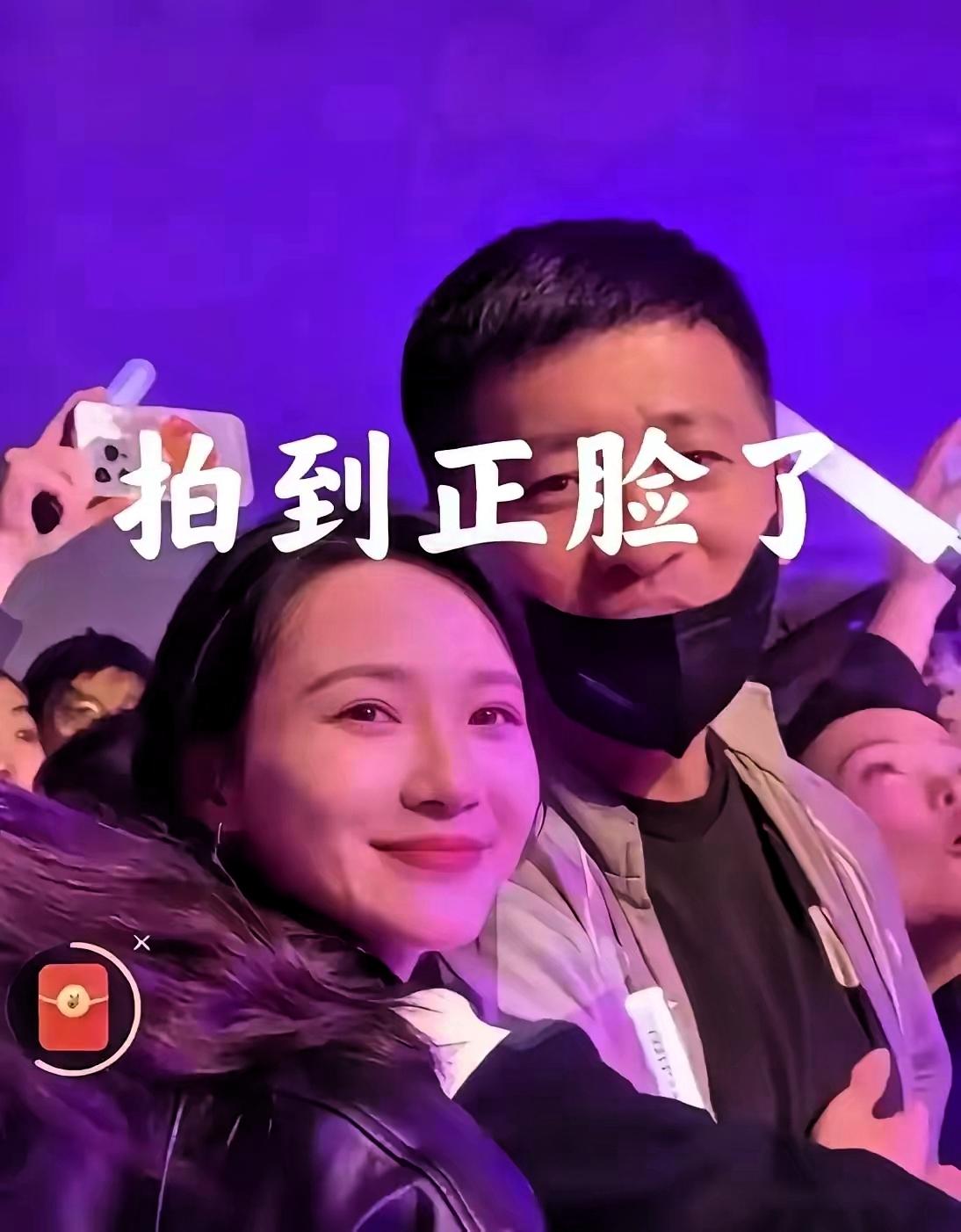 奉劝大家一句，别被张雪峰的“摆拍”套路骗了！你看他被拍的那些照片，哪有半