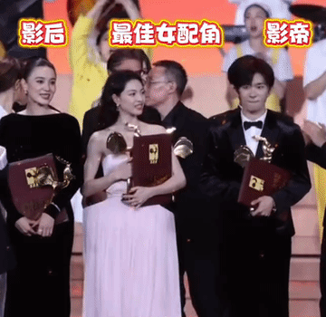 好尴尬！宋佳是一点也不惯着钟楚曦，拒绝和钟楚曦自拍……钟楚曦掏出手机准备和大家自