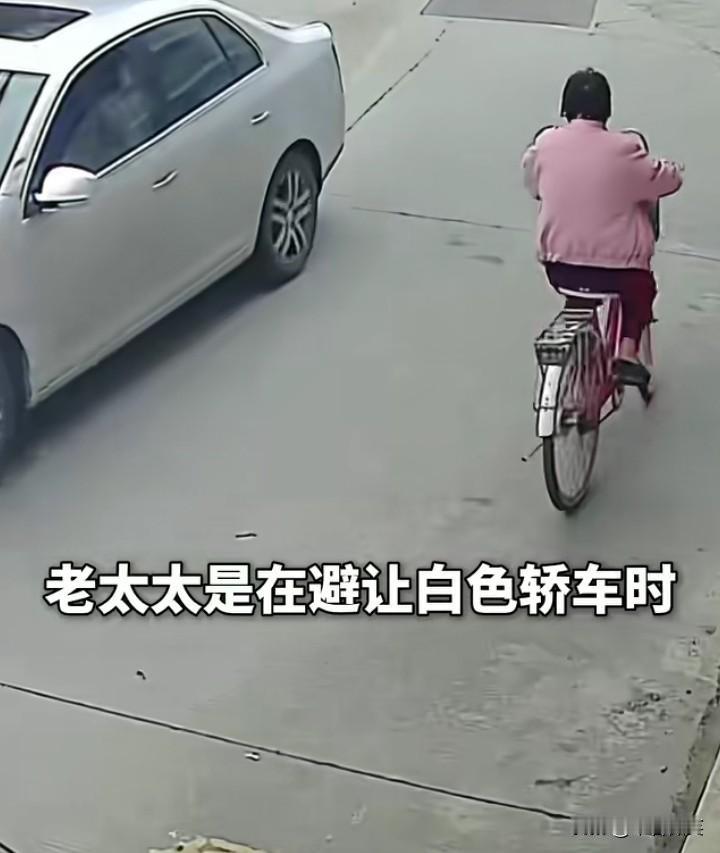 看了好几遍，福建这位老太太之所以摔倒确实受到了电动车的影响，但2个初中生判次责不