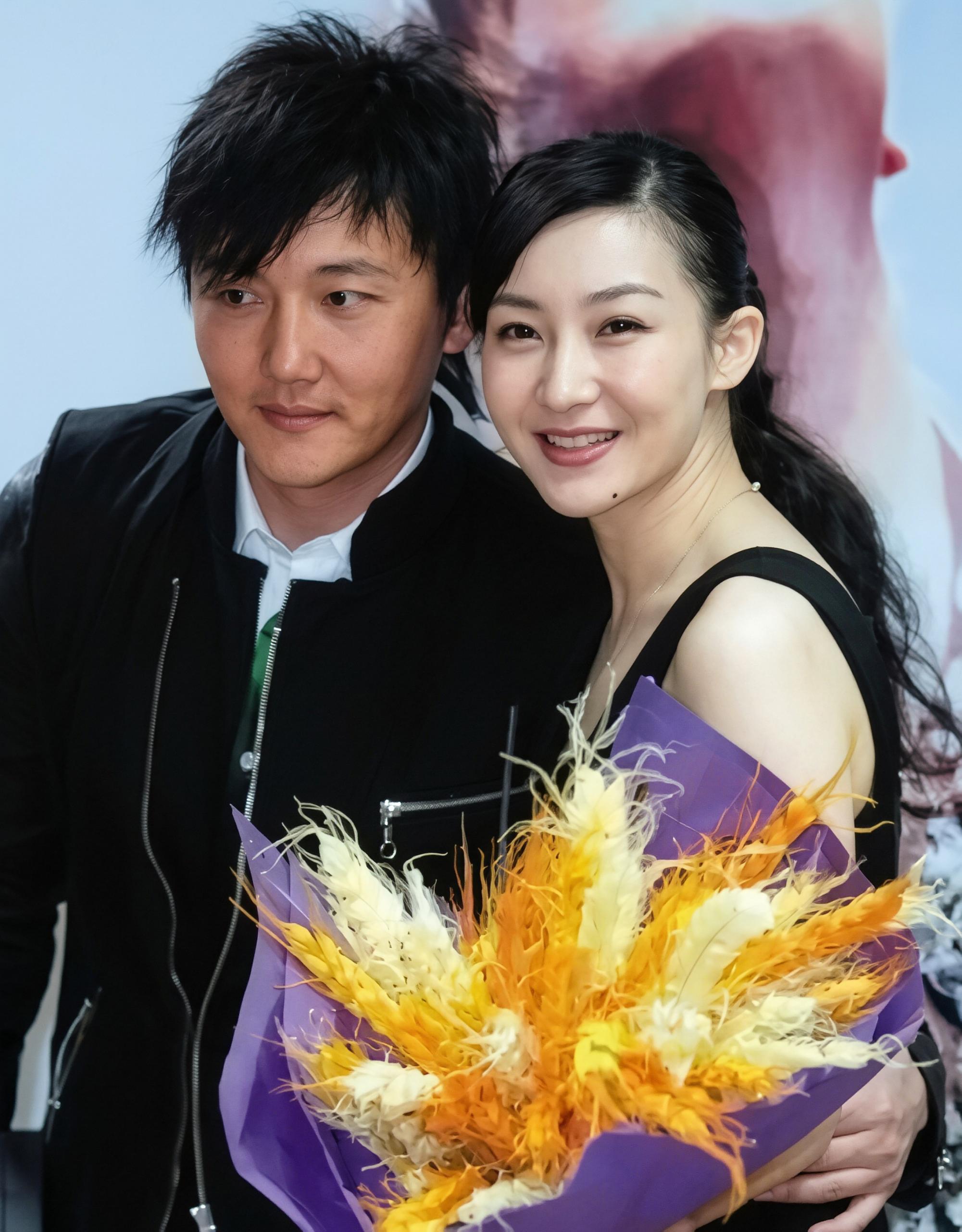 买红妹得知孙楠要离婚那天，没哭没闹，在婴儿床边站到天亮，心里就一个念头：不能倒。签协议时，她放弃争更