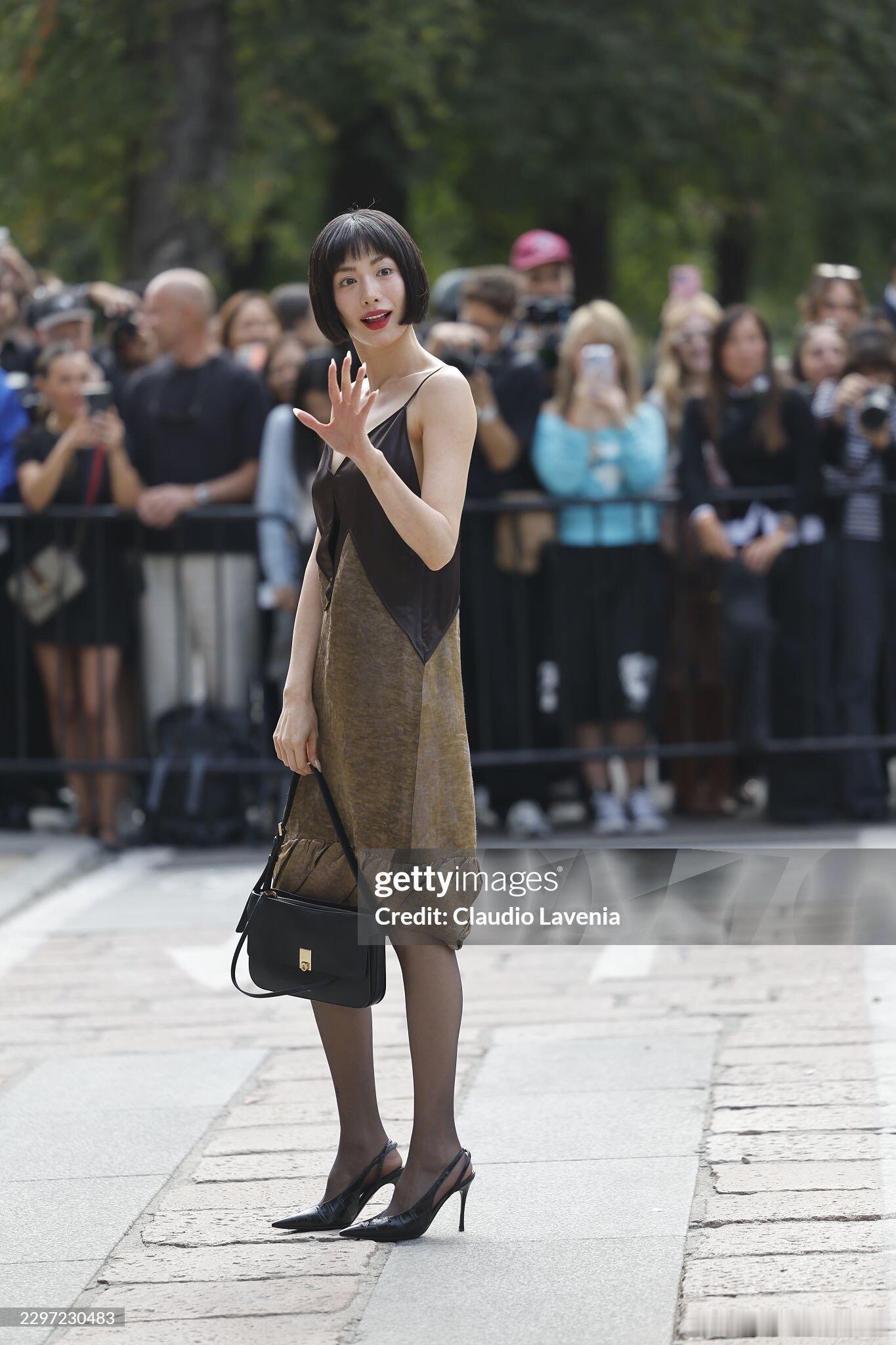林珍娜ferragamo米兰时装周G社生图📷怎么有点像女装大佬了能不能放弃这