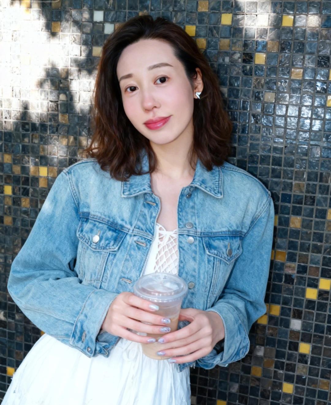 82年43岁单身离异12年周末和女儿逛超市她推车我跟在后面路过零食区