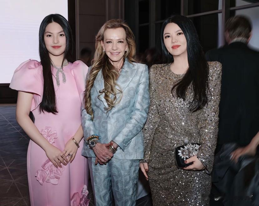 王诗龄回国果然是带着任务来的，李湘带王诗龄来哈尔滨参加活动，怪不得前段时间李湘说