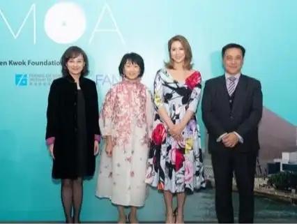 阔太徐子淇穿大V领连衣裙，迷人却不暴露，哪像四个娃的妈