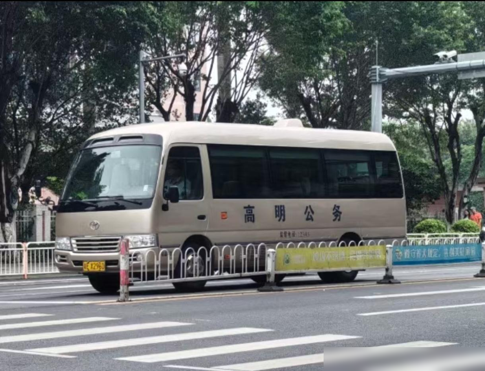 私人都选择考斯特，国企都选择宇通[呲牙笑]还是日本货实用。这话放在十几年前，我基本认同。那时候接待、