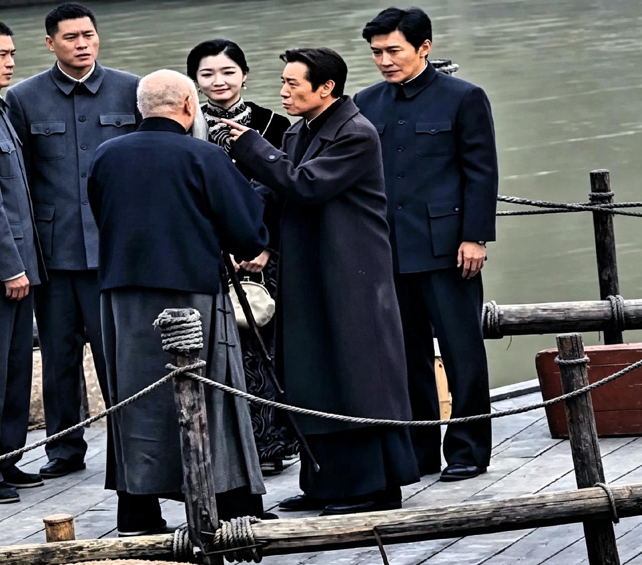 于和伟新剧这路透太有味道了。码头边上，他穿着长风衣跟白胡子老头比划，旁边曹磊几个