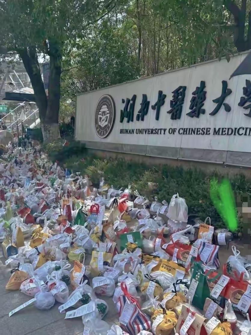 如今的大学校园门口，校长也没想到吧！家长们看看，心理会怎么想？学校食堂负责人，也
