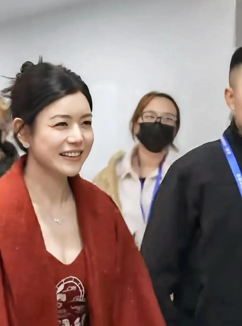 陈妍希是要上跨年晚会了。自从她和陈晓分开后，情长失意，工作顺利，气色也变好了。