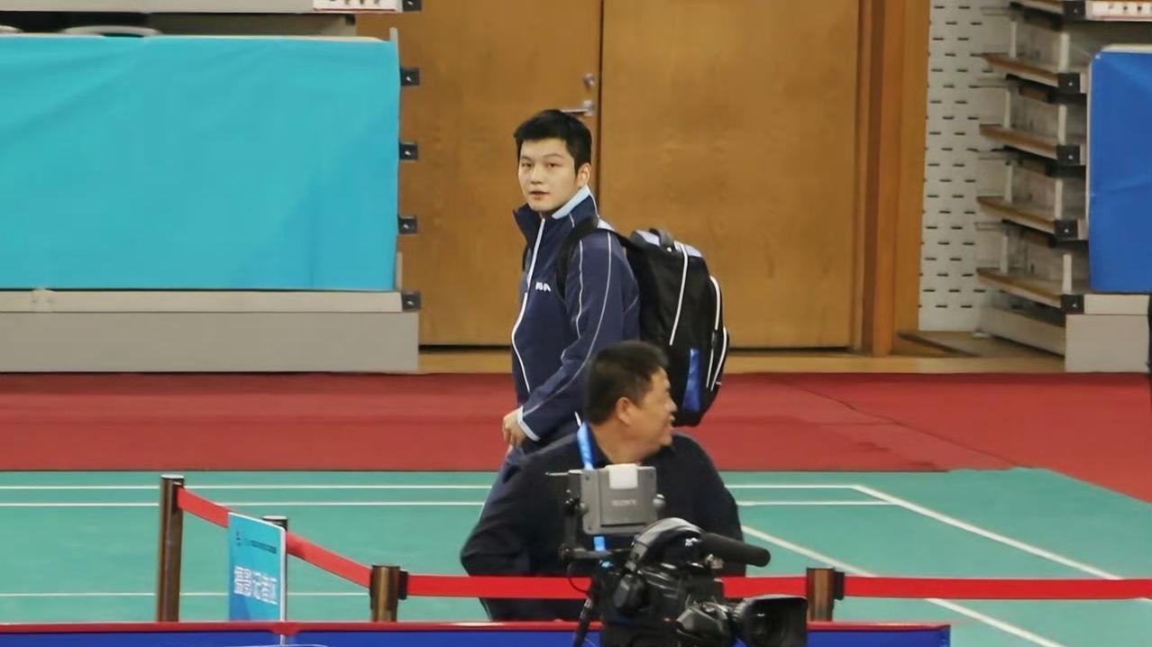 那年还在八一队的小胖，背着双肩包，看上去水灵灵的，笑容好治愈。这么多年过去了，