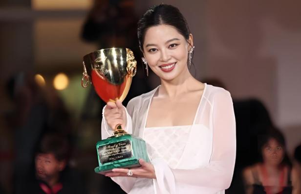 今年的华语娱乐圈爆冷也太多了，而且都集中在女星身上。相比舒淇跨界当导演斩获釜山电