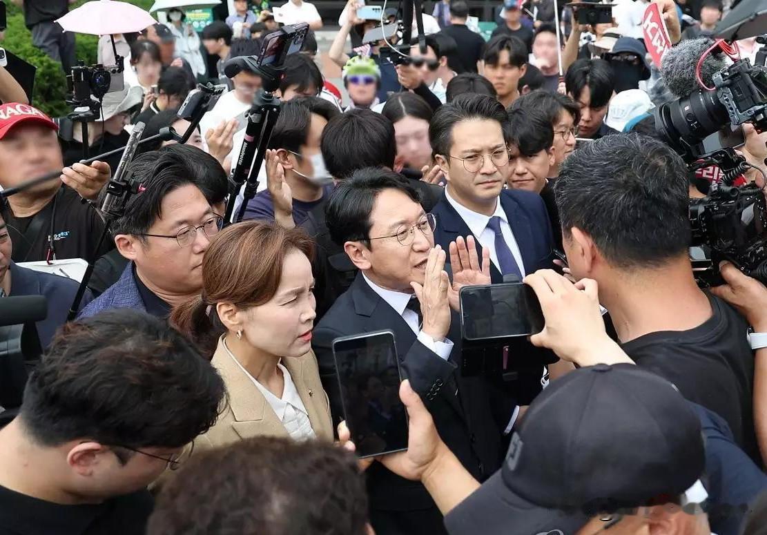 尴尬了！6月17日，韩国共同民主党千俊镐、全龙基及手球选手出身的林五卿议员，前往