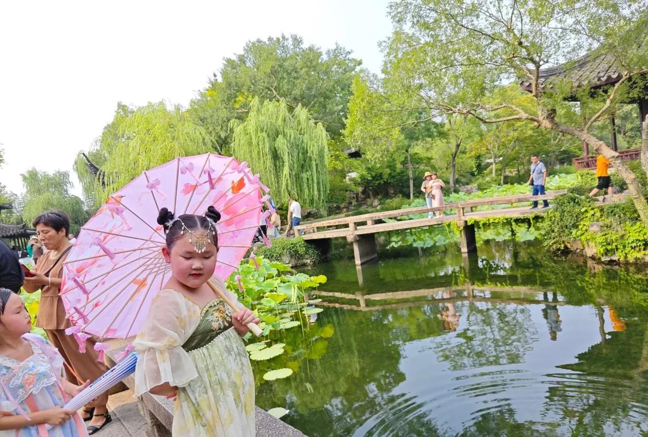 不怕大家笑话，我这个所谓的大学女老师，活到48岁，没坐过飞机，没出过国！我跟丈
