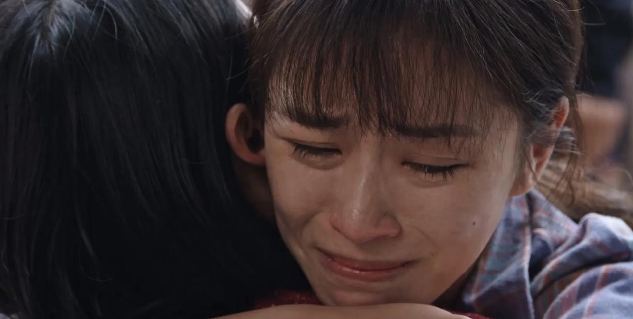 《利剑玫瑰》真没想到那个无人来接的女孩，竟被拐卖了两次。原本，如今的父母并不是