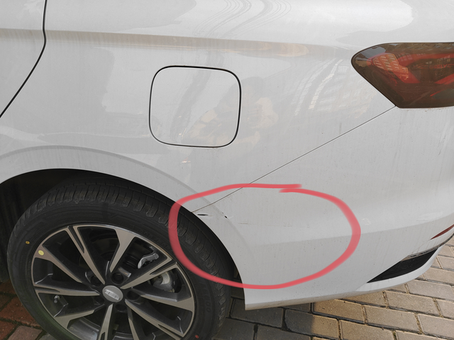 我又把车刮了甚至不知道是什么时候什么地点刮的想问一下车身这个位置是铁的还是塑