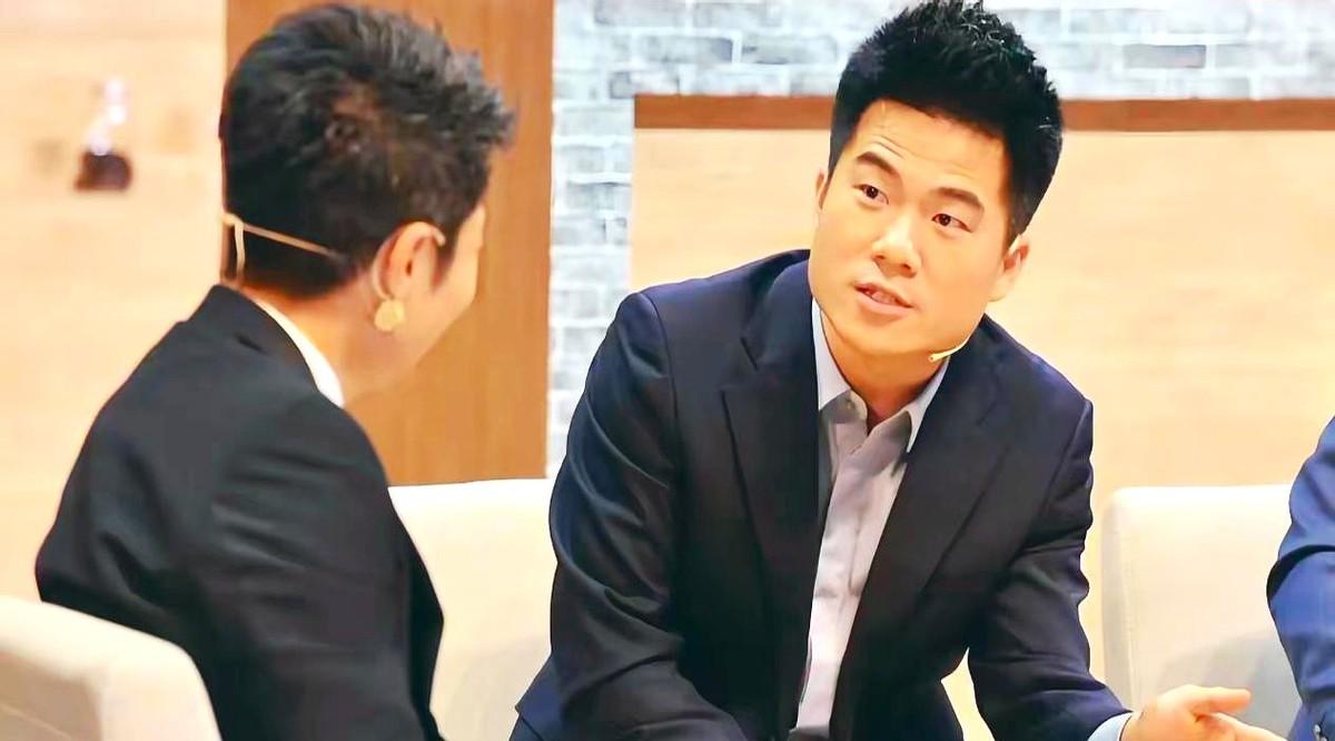 在央视《开讲啦》录制现场，撒贝宁随口一句“成名后谁最高兴”，董宇辉愣了三秒，然后