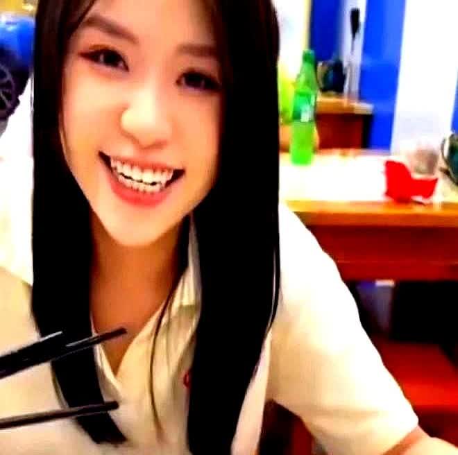 一对情侣在吃兰州拉面，男子却把所有的牛肉都夹在自己的碗里，女朋友一脸疑惑，还以为