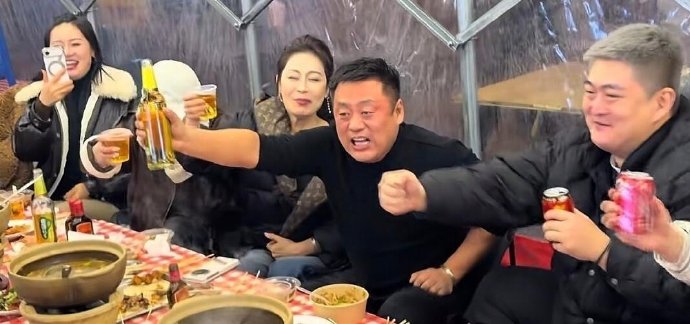 赵本山儿子黄发亮相街头砂锅宴！宋晓峰喝到满脸通红，妻子穿LV相伴左右​​​