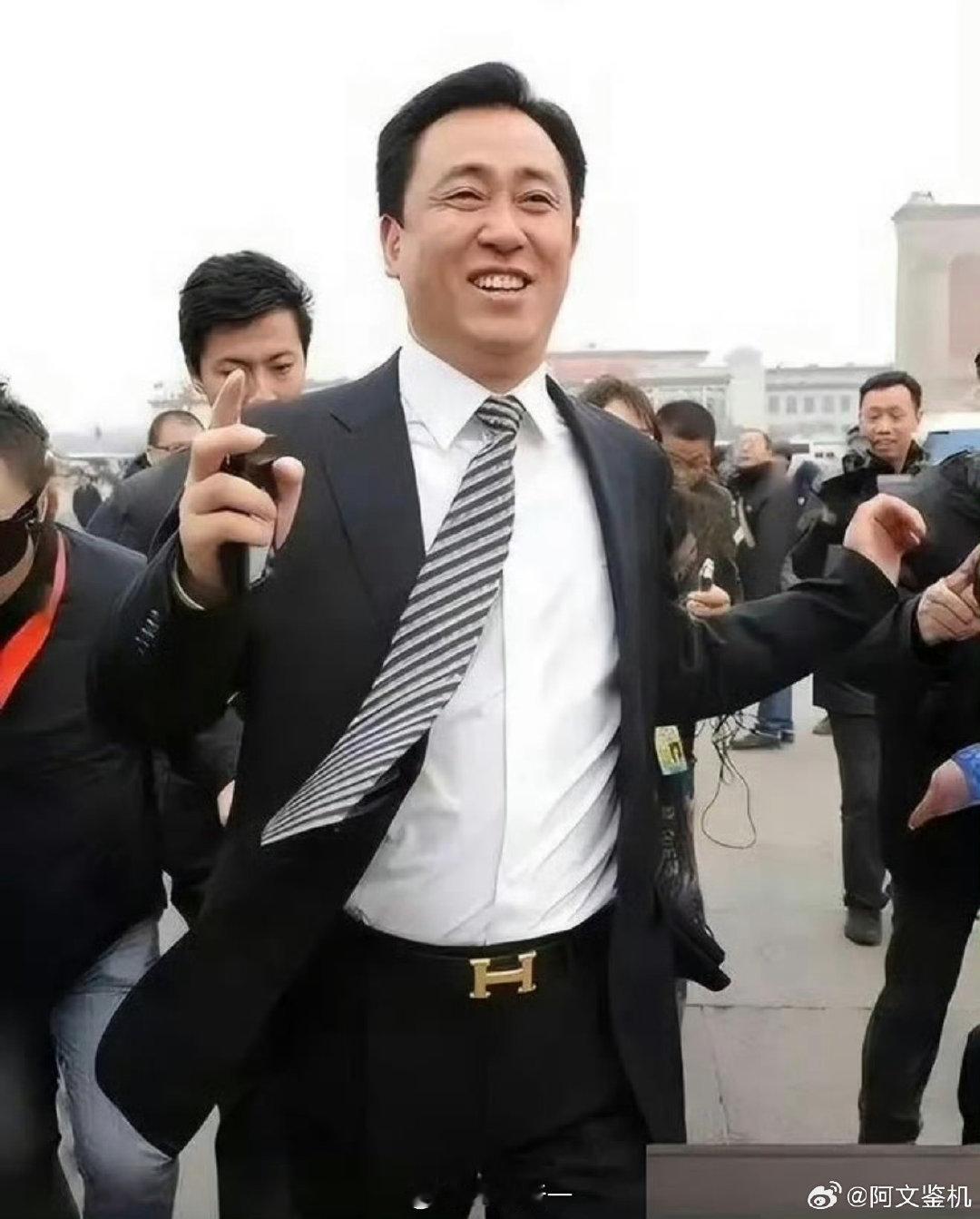 #许家印满头白发#曾经风光无限的中国首富一夜白了头，本人无期，两个儿子也是有期徒刑，不觉得可怜，只觉