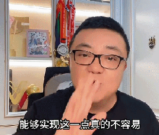 董路最近又夸韦世豪了。这次没提他的突破，反而夸他一个前腰愿意参与防守。