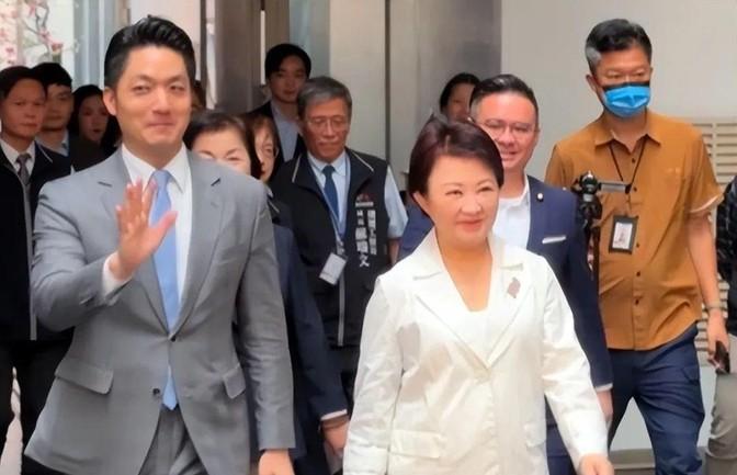 朱立伦表态“愿交棒党主席”，卢、蒋、韩三大咖反应曝光，国民党党主席即将改选，党