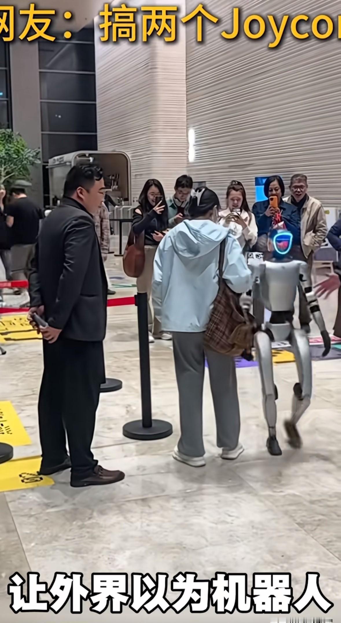 机器人火了，但真能干活吗？别急着下结论，先看看这波操作。遥控器一按，机器人就