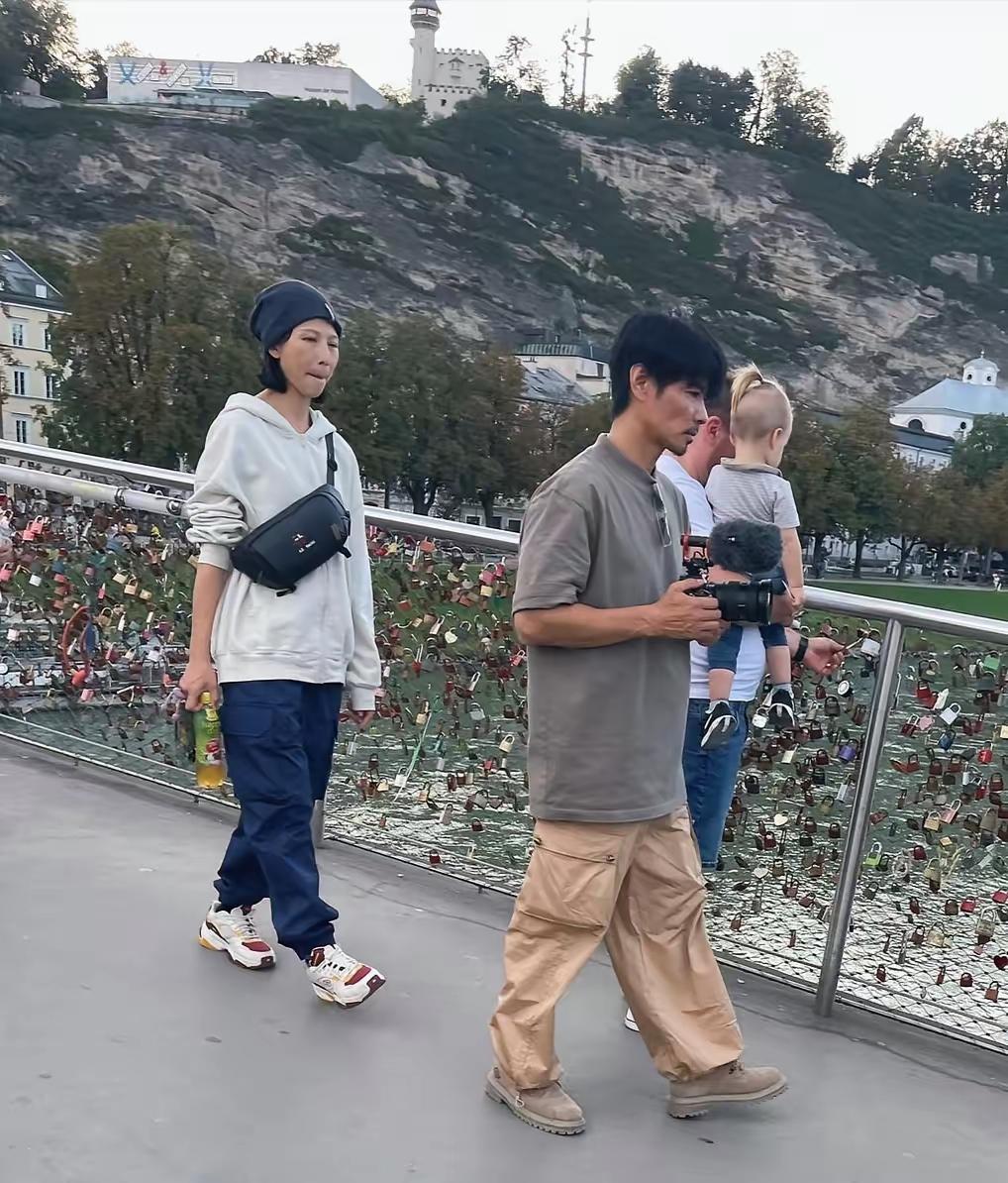 看到图一张晋跟蔡少芬旅游的照片，如果没有别人介绍，感觉跟路人甲乙丙丁差不多，妥妥